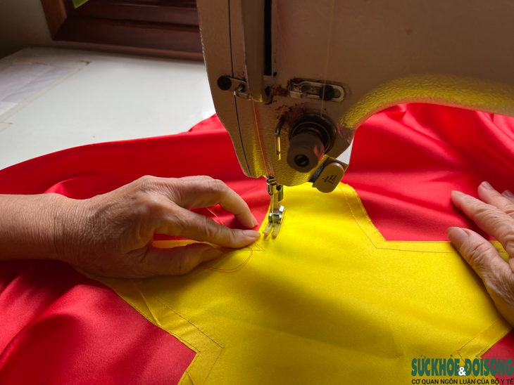 Thiêng liêng làng nghề may cờ Tổ Quốc tại ngoại thành Hà Nội - Ảnh 4.