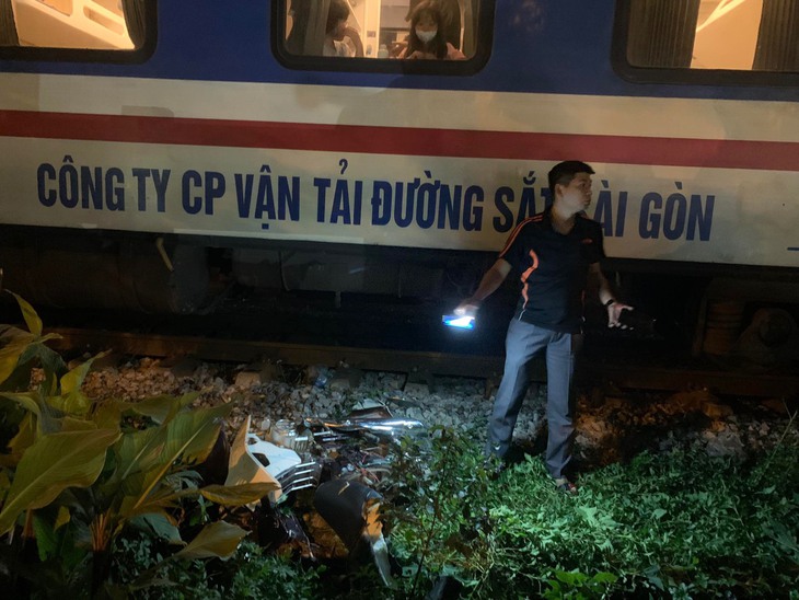Hà Nội: Va chạm với tàu hoả, 2 người thương vong - Ảnh 1. Hà Nội: Va chạm với tàu hoả, 2 người thương vong - Ảnh 1.