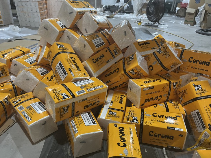 Sử dụng máy móc "xịn xò" để sản xuất hàng nghìn khăn giấy có dấu hiệu giả mạo nhãn hiệu - Ảnh 2.