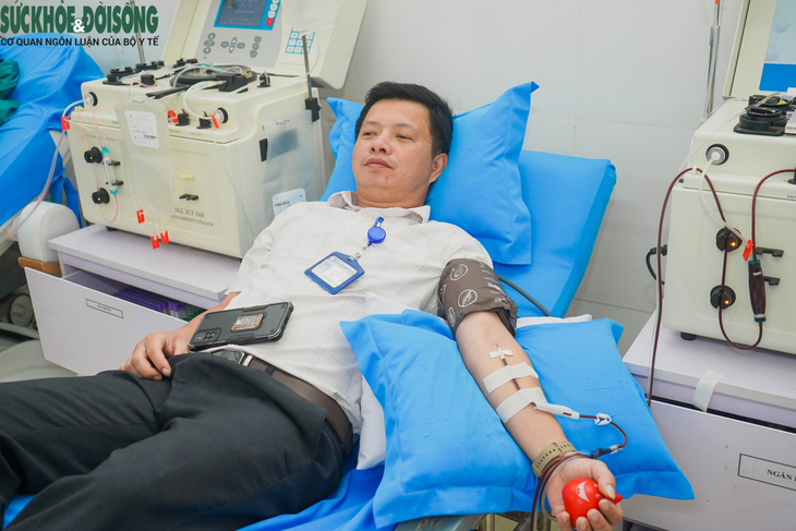 Các thầy thuốc Bệnh viện Sản Nhi Nghệ An hiến máu cứu sản phụ giảm tiểu cầu vô căn - Ảnh 1.