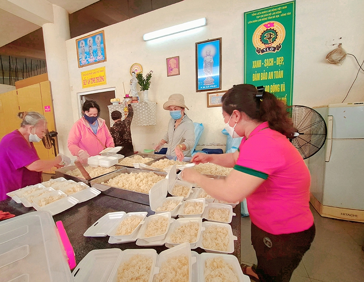 Mang yêu thương đến với những bệnh nhân nghèo - Ảnh 1.