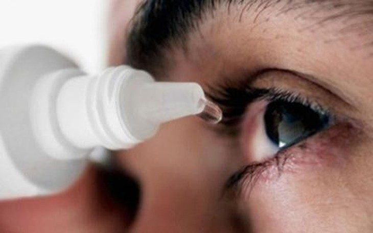 Đau mắt đỏ bùng phát, lạm dụng corticoid nhỏ mắt có thể gây mù