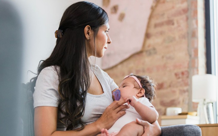 Rụng tóc, gãy móng sau sinh có phải do thiếu sắt?