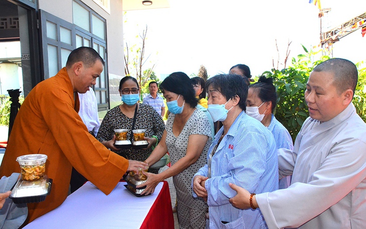 Mang yêu thương đến với những bệnh nhân nghèo