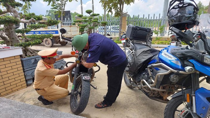 Ngang nhiên đi vào đường cấm, đoàn xe phân khối lớn tông bị thương chiến sĩ CSGT - Ảnh 2. Ngang nhiên đi vào đường cấm, đoàn xe phân khối lớn tông bị thương chiến sĩ CSGT - Ảnh 2.