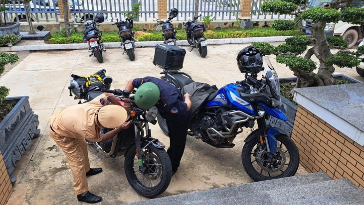 Ngang nhiên đi vào đường cấm, đoàn xe phân khối lớn tông bị thương chiến sĩ CSGT - Ảnh 3. Ngang nhiên đi vào đường cấm, đoàn xe phân khối lớn tông bị thương chiến sĩ CSGT - Ảnh 3.