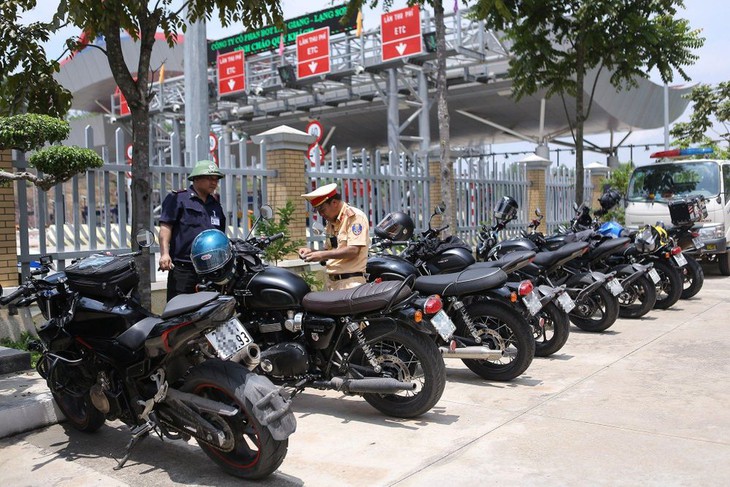 Ngang nhiên đi vào đường cấm, đoàn xe phân khối lớn tông bị thương chiến sĩ CSGT - Ảnh 5. Ngang nhiên đi vào đường cấm, đoàn xe phân khối lớn tông bị thương chiến sĩ CSGT - Ảnh 5.