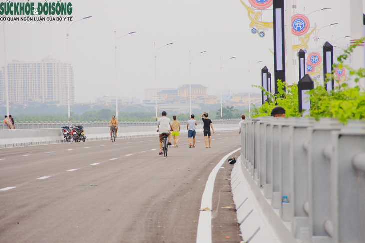 Người dân tranh thủ tập thể dục, "trải nghiệm trước" cầu Vĩnh Tuy 2 - Ảnh 3.