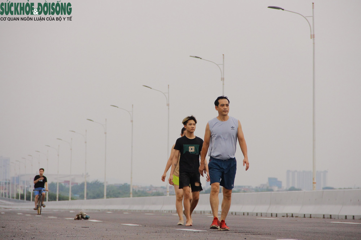 Người dân tranh thủ tập thể dục, "trải nghiệm trước" cầu Vĩnh Tuy 2 - Ảnh 4.