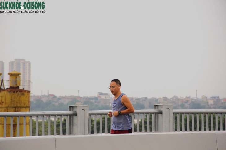 Người dân tranh thủ tập thể dục, "trải nghiệm trước" cầu Vĩnh Tuy 2 - Ảnh 6.