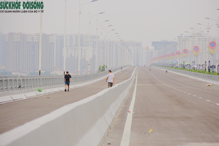 Người dân tranh thủ tập thể dục, "trải nghiệm trước" cầu Vĩnh Tuy 2 - Ảnh 7.