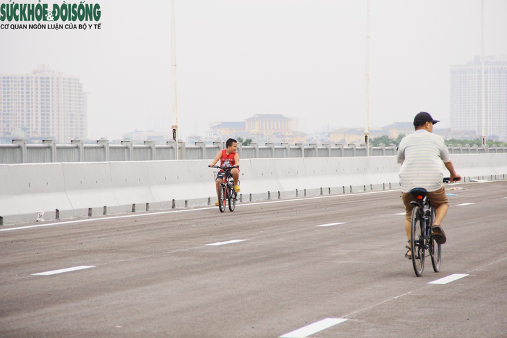 Người dân tranh thủ tập thể dục, "trải nghiệm trước" cầu Vĩnh Tuy 2 - Ảnh 8.
