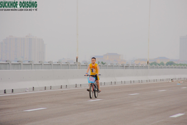 Người dân tranh thủ tập thể dục, "trải nghiệm trước" cầu Vĩnh Tuy 2 - Ảnh 9.