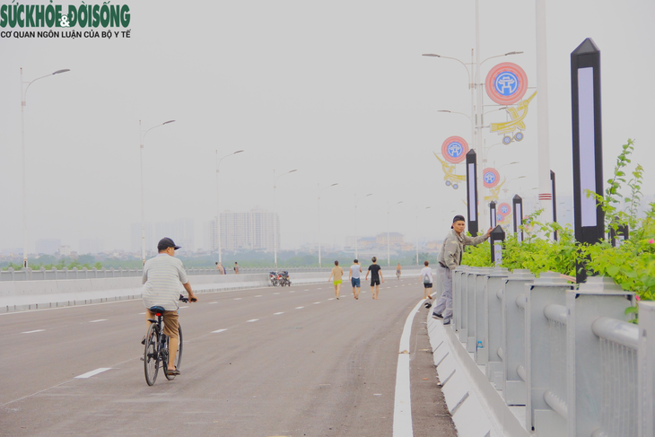 Người dân tranh thủ tập thể dục, "trải nghiệm trước" cầu Vĩnh Tuy 2 - Ảnh 10.