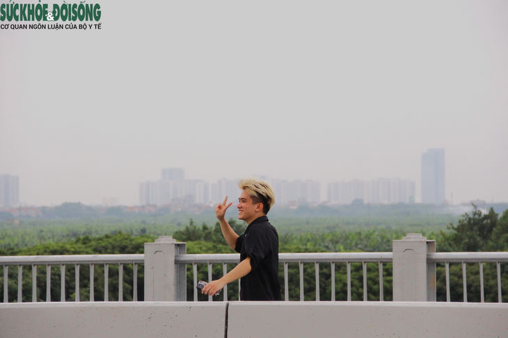 Người dân tranh thủ tập thể dục, "trải nghiệm trước" cầu Vĩnh Tuy 2 - Ảnh 11.