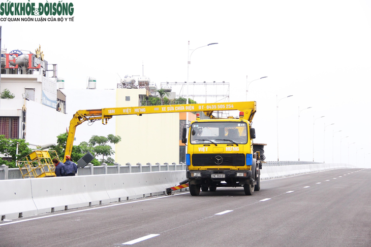 Người dân tranh thủ tập thể dục, "trải nghiệm trước" cầu Vĩnh Tuy 2 - Ảnh 12.
