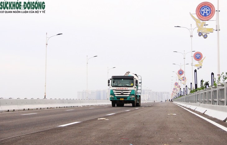 Người dân tranh thủ tập thể dục, "trải nghiệm trước" cầu Vĩnh Tuy 2 - Ảnh 13.