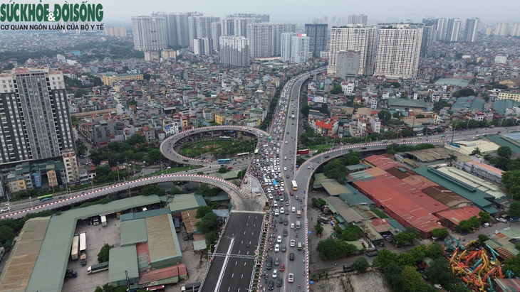 Người dân tranh thủ tập thể dục, "trải nghiệm trước" cầu Vĩnh Tuy 2 - Ảnh 14.