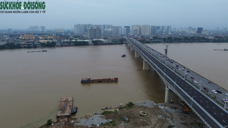 Người dân tranh thủ tập thể dục, "trải nghiệm trước" cầu Vĩnh Tuy 2 - Ảnh 15.