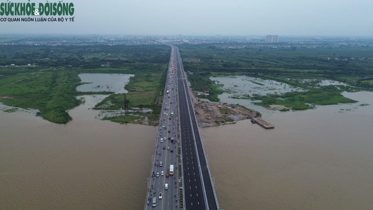 Người dân tranh thủ tập thể dục, "trải nghiệm trước" cầu Vĩnh Tuy 2 - Ảnh 16.