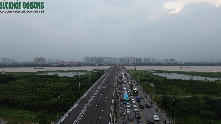Người dân tranh thủ tập thể dục, "trải nghiệm trước" cầu Vĩnh Tuy 2 - Ảnh 17.