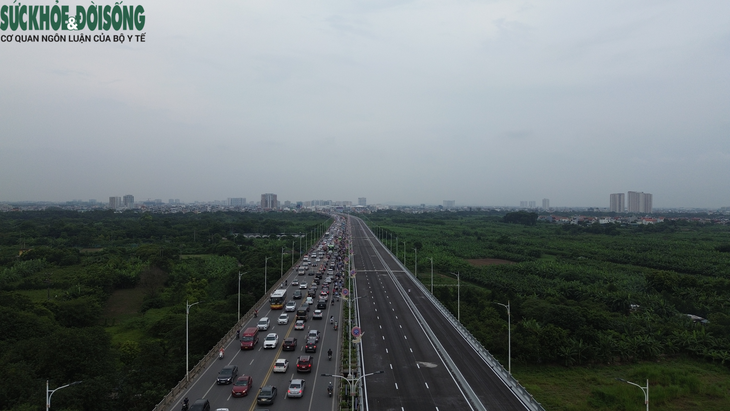 Người dân tranh thủ tập thể dục, "trải nghiệm trước" cầu Vĩnh Tuy 2 - Ảnh 18.