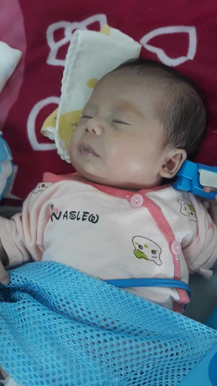 MS 871: Xót xa hình ảnh bé gái 2 tháng tuổi bị tim bẩm sinh cần sự trợ giúp để sớm phẫu thuật - Ảnh 3.