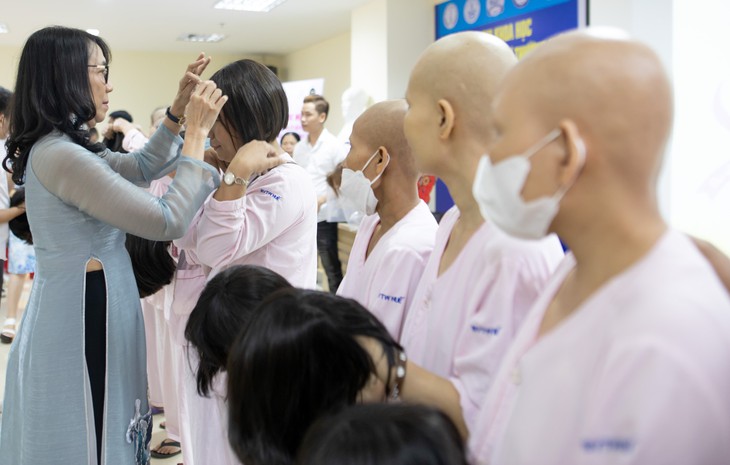 Bạn không phải chiến đấu với ung thư một mình - Ảnh 2.