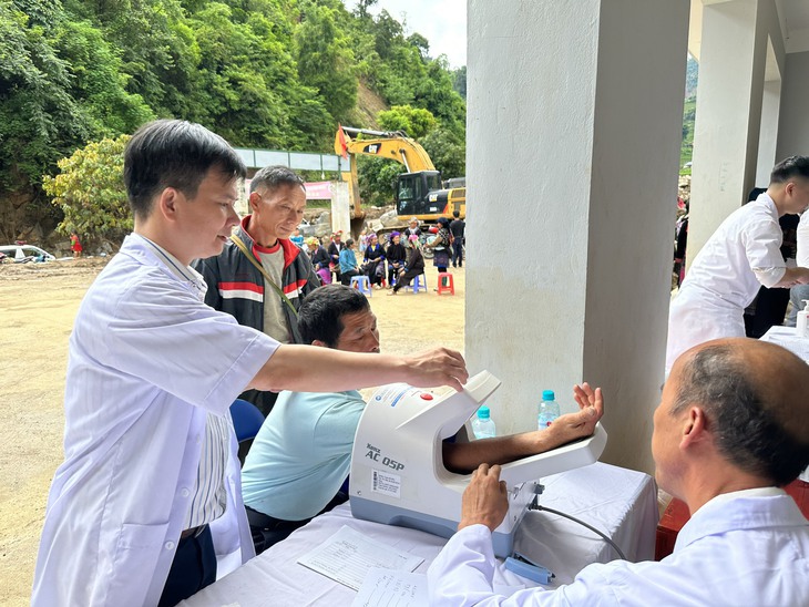 Khám bệnh, cấp thuốc miễn phí cho bà con vừa vùng lũ Hồ Bốn, huyện Mù Cang Chải   - Ảnh 2.