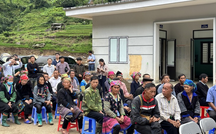 Khám bệnh, cấp thuốc miễn phí cho bà con vùng lũ Hồ Bốn, huyện Mù Cang Chải