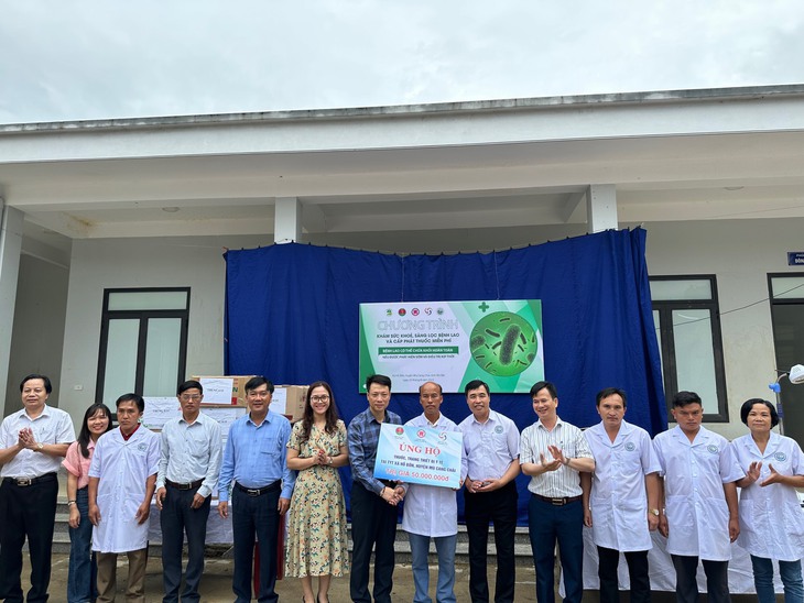Khám bệnh, cấp thuốc miễn phí cho bà con vùng lũ Hồ Bốn, huyện Mù Cang Chải - Ảnh 5.