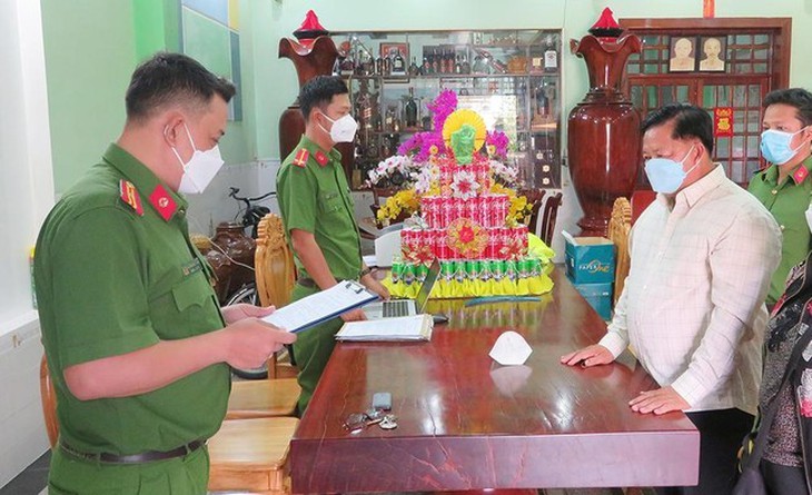 Truy tố 5 cựu CSGT An Giang cấp sai hơn 5.000 biển số xe đẹp - Ảnh 1.