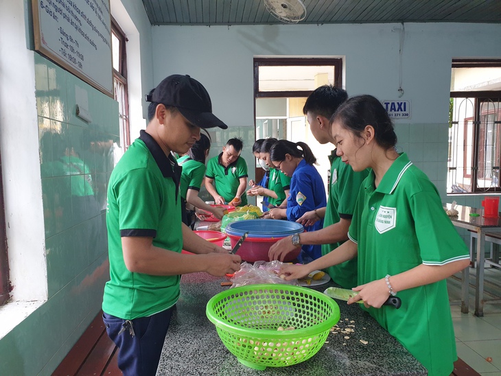 San sẻ yêu thương tới bệnh nhân nghèo qua từng suất cháo nghĩa tình - Ảnh 2. San sẻ yêu thương tới bệnh nhân nghèo qua từng suất cháo nghĩa tình - Ảnh 2.