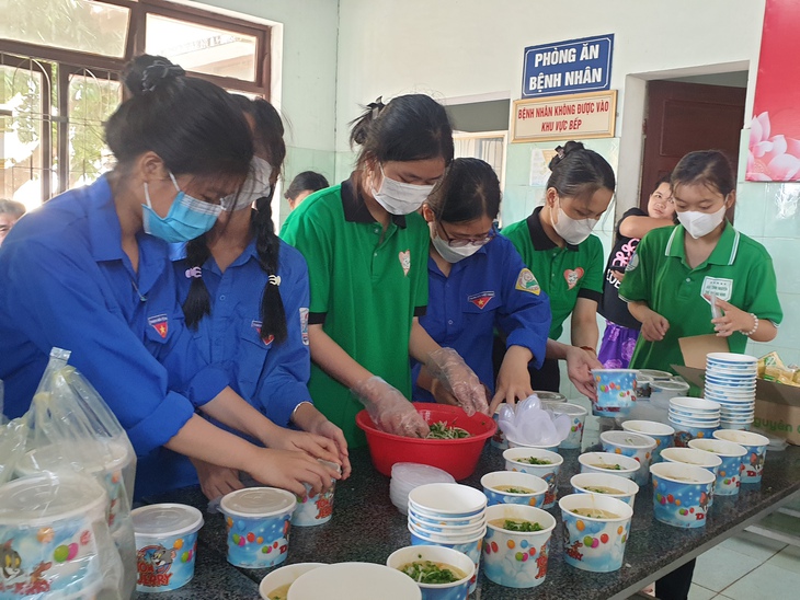 San sẻ yêu thương tới bệnh nhân nghèo qua từng suất cháo nghĩa tình - Ảnh 3. San sẻ yêu thương tới bệnh nhân nghèo qua từng suất cháo nghĩa tình - Ảnh 3.