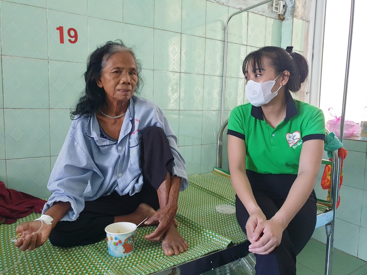 San sẻ yêu thương tới bệnh nhân nghèo qua từng suất cháo nghĩa tình - Ảnh 4. San sẻ yêu thương tới bệnh nhân nghèo qua từng suất cháo nghĩa tình - Ảnh 4.