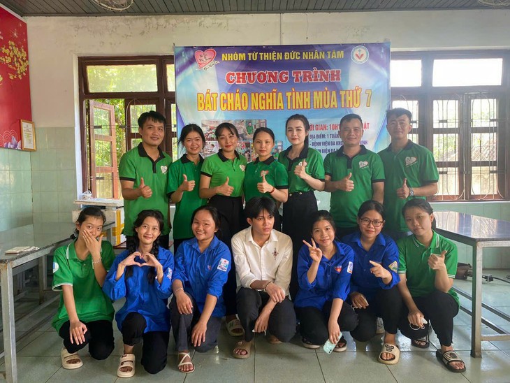 San sẻ yêu thương tới bệnh nhân nghèo qua từng suất cháo nghĩa tình - Ảnh 1. San sẻ yêu thương tới bệnh nhân nghèo qua từng suất cháo nghĩa tình - Ảnh 1.