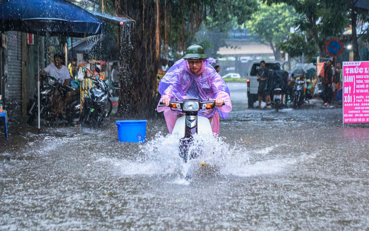 Mưa dông bao trùm hai miền Nam - Bắc