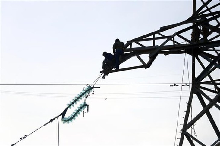 Tàu hàng làm đứt đường dây 35kV, đảo Cát Bà mất điện hai ngày - Ảnh 1. Tàu hàng làm đứt đường dây 35kV, đảo Cát Bà mất điện hai ngày - Ảnh 1.