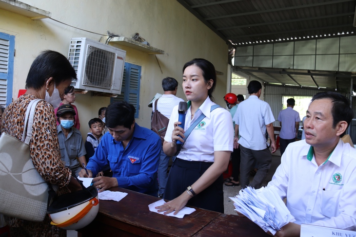 Hàng trăm người dân Cà Mau xếp hàng để bác sĩ ở Sài Gòn về phẫu thuật Phaco miễn phí - Ảnh 16.