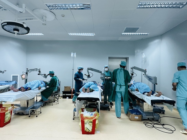 Hàng trăm người dân Cà Mau xếp hàng để bác sĩ ở Sài Gòn về phẫu thuật Phaco miễn phí - Ảnh 9.