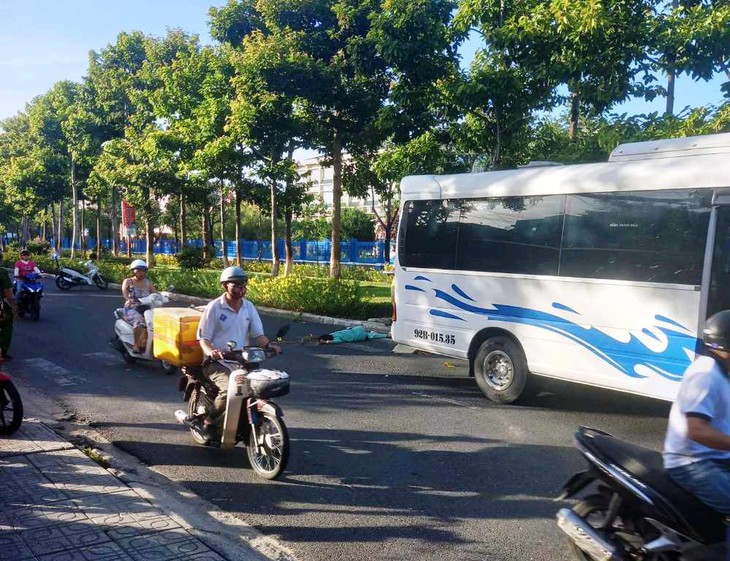 Người đàn ông mặc áo quần bệnh nhân lăn vào gầm xe khách tự tử - Ảnh 1. Người đàn ông mặc áo quần bệnh nhân lăn vào gầm xe khách tự tử - Ảnh 1.