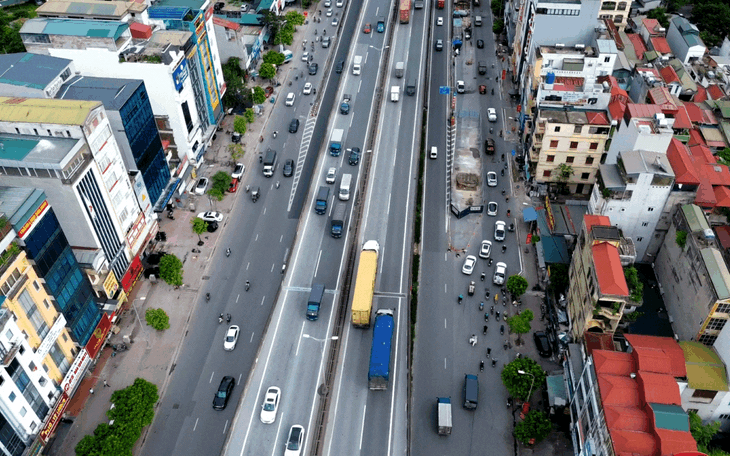 Chật vật di chuyển trên đường Nguyễn Xiển vì loạt lô cốt, hàng quán bủa vây