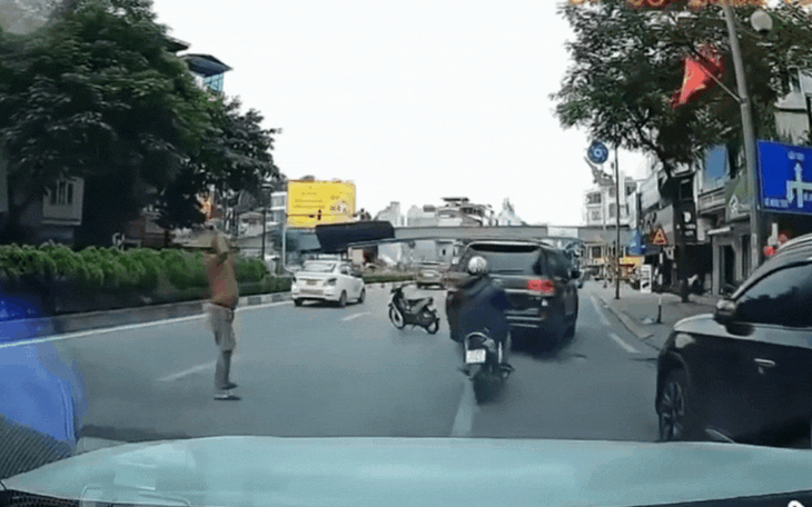 Công an vào cuộc xác minh clip người đàn ông phi dao vào ô tô