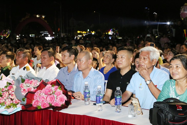 Đêm nhạc thiện nguyện "Quê mẹ ân tình" - Ảnh 6.