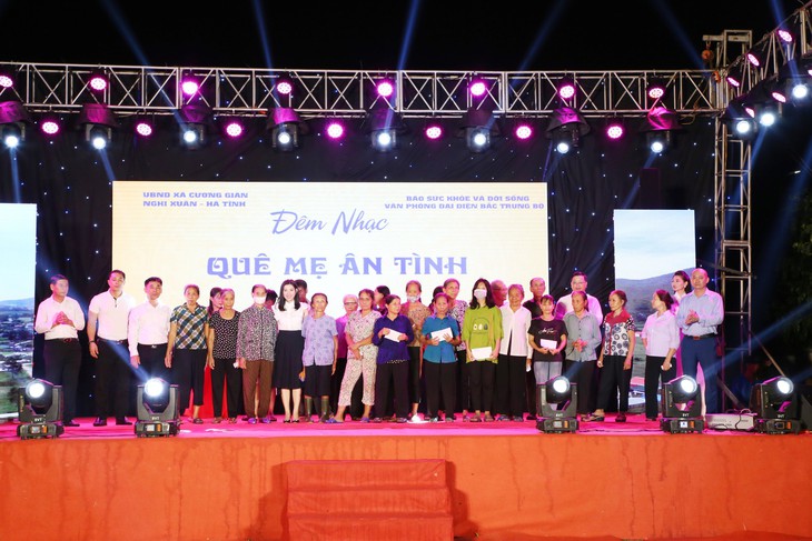 Đêm nhạc thiện nguyện "Quê mẹ ân tình" - Ảnh 4.