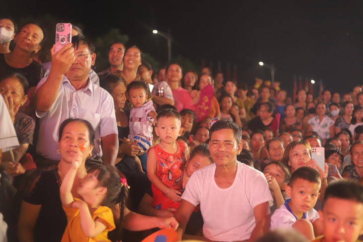 Đêm nhạc thiện nguyện "Quê mẹ ân tình" - Ảnh 7.