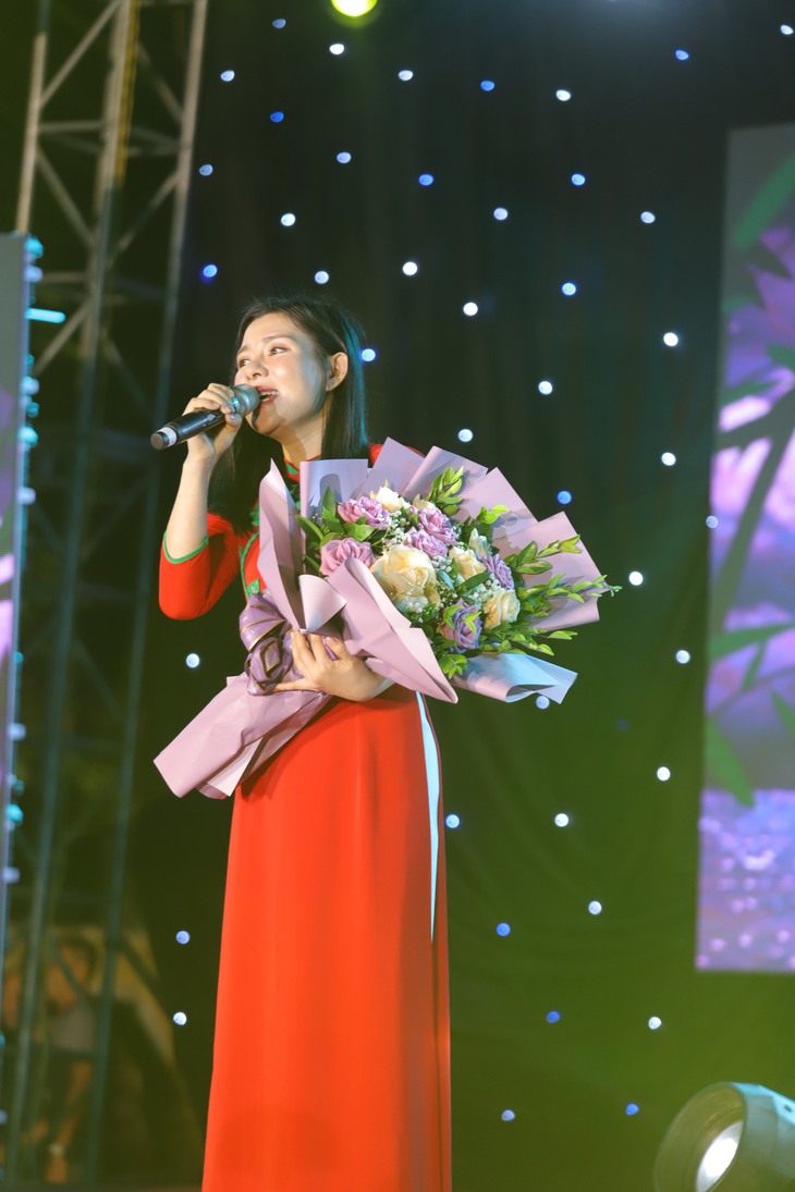 Đêm nhạc thiện nguyện "Quê mẹ ân tình" - Ảnh 2.