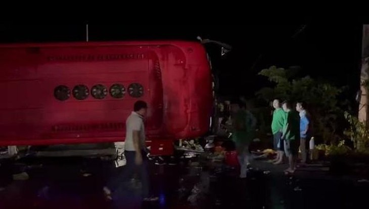 Xe khách lật ngang giữa quốc lộ, 5 người đi cấp cứu - Ảnh 1. Xe khách lật ngang giữa quốc lộ, 5 người đi cấp cứu - Ảnh 1.
