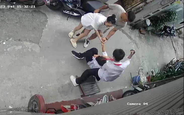 Điều tra việc giáo viên mầm non và 4 người lớn hành hung học sinh cấp 2 ở Hà Nội - Ảnh 2.