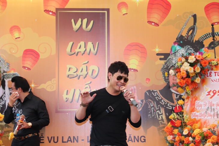 Nhiều nghệ sĩ tới hát bên phần mộ Vũ Linh trong lễ tưởng niệm - Ảnh 7. Nhiều nghệ sĩ tới hát bên phần mộ Vũ Linh trong lễ tưởng niệm - Ảnh 7.